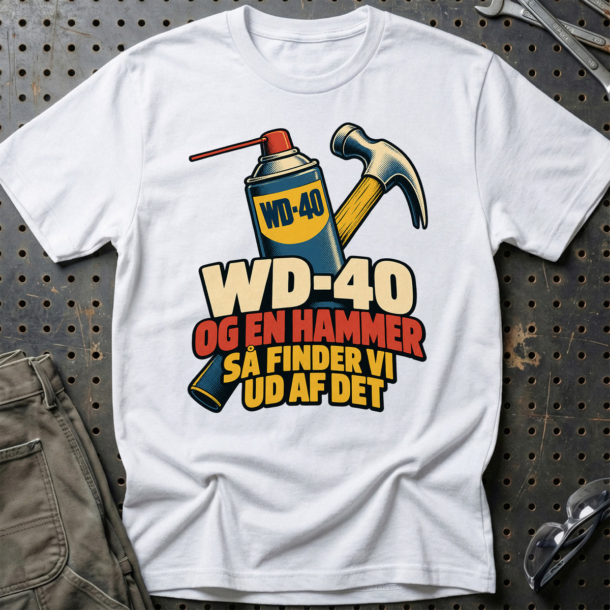 
WD-40 og en hammer – Så finder vi ud af det – Tegneserie – Unisex T-Shirt med tryk foran, farve: Hvid