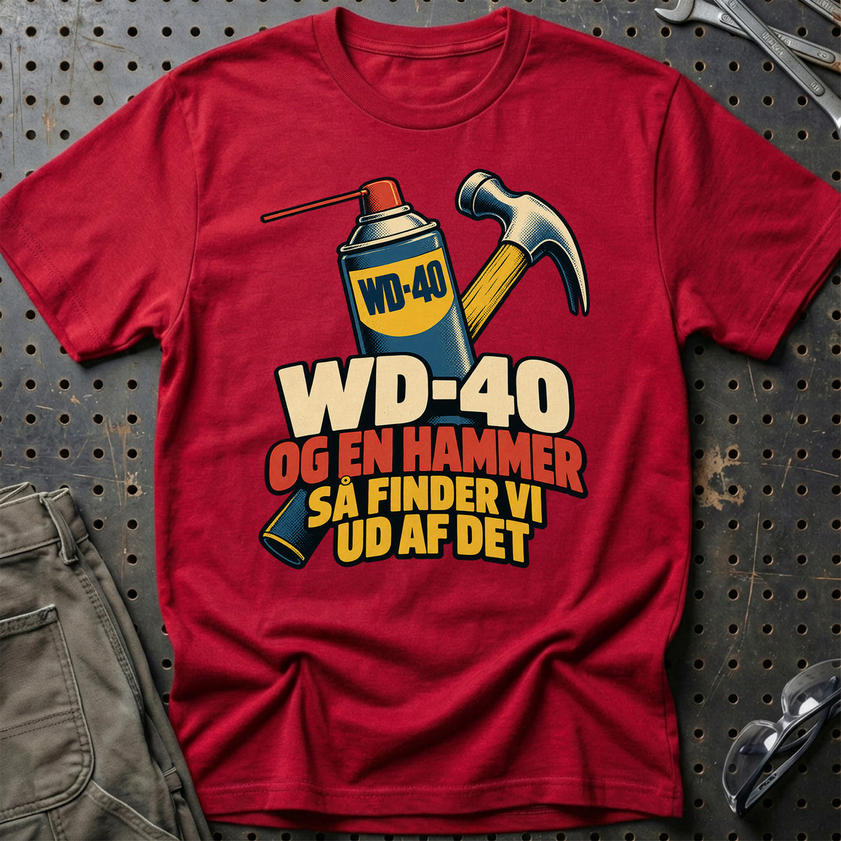 
WD-40 og en hammer – Så finder vi ud af det – Tegneserie – Unisex T-Shirt med tryk foran, farve: Rød