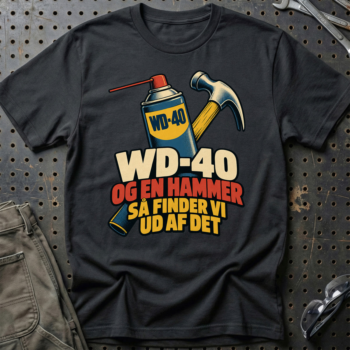
WD-40 og en hammer – Så finder vi ud af det – Tegneserie – Unisex T-Shirt med tryk foran, farve: Sort