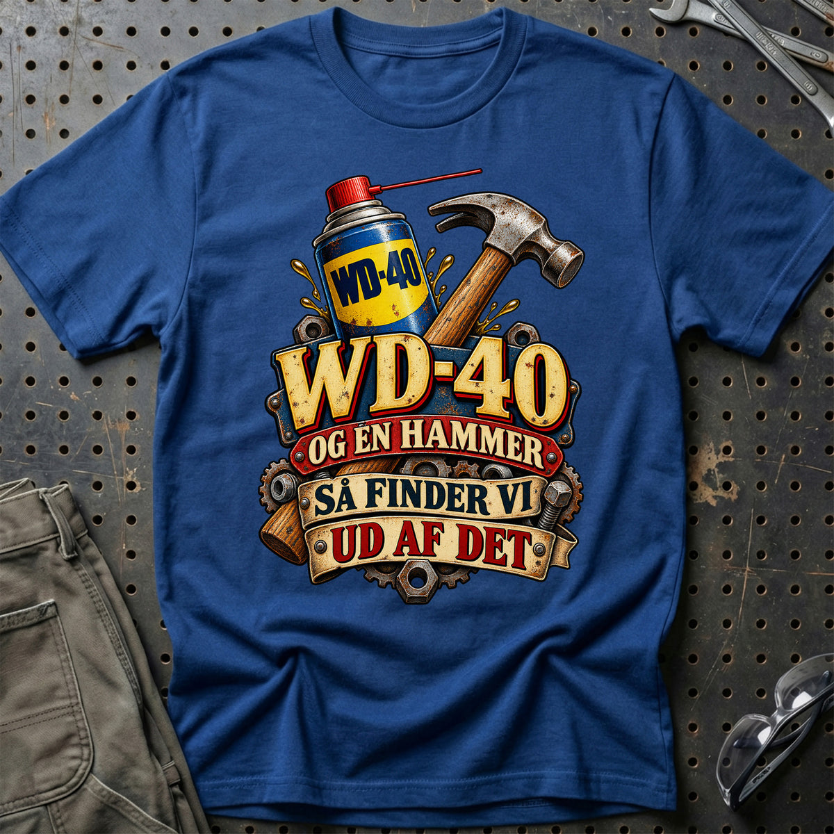 
WD-40 og en hammer – Så finder vi ud af det – Vintage – Unisex T-Shirt med tryk foran, farve: Blå Royal
