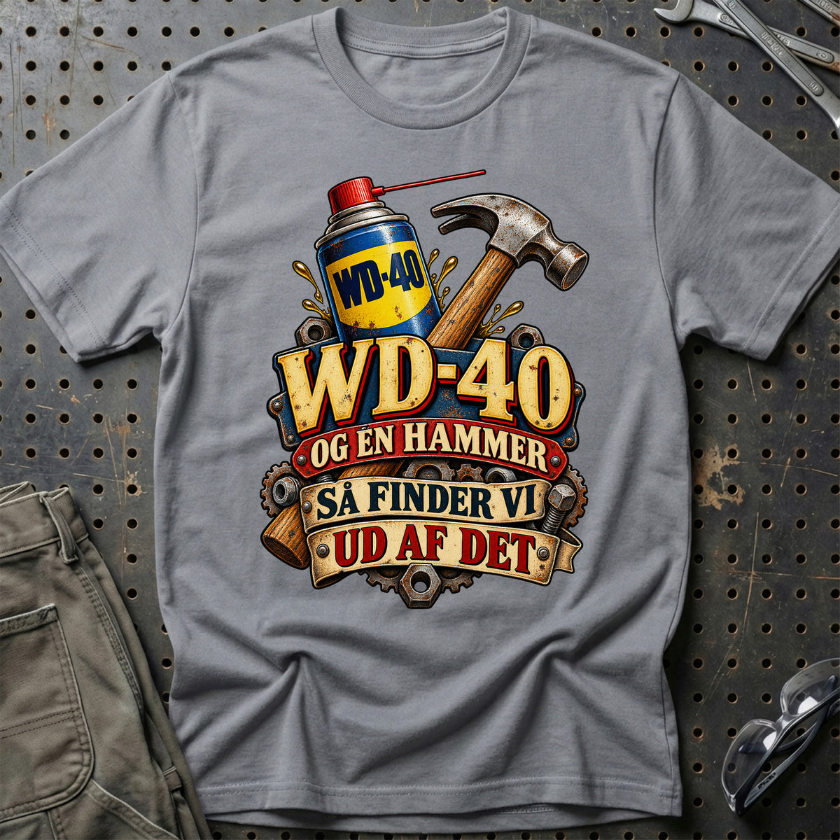 
WD-40 og en hammer – Så finder vi ud af det – Vintage – Unisex T-Shirt med tryk foran, farve: Grå Sport