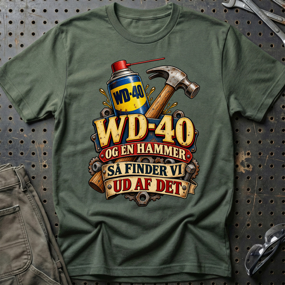 
WD-40 og en hammer – Så finder vi ud af det – Vintage – Unisex T-Shirt med tryk foran, farve: Grøn Militær