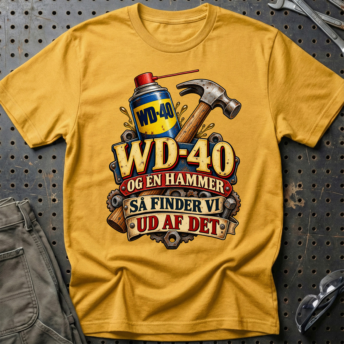 
WD-40 og en hammer – Så finder vi ud af det – Vintage – Unisex T-Shirt med tryk foran, farve: Guld