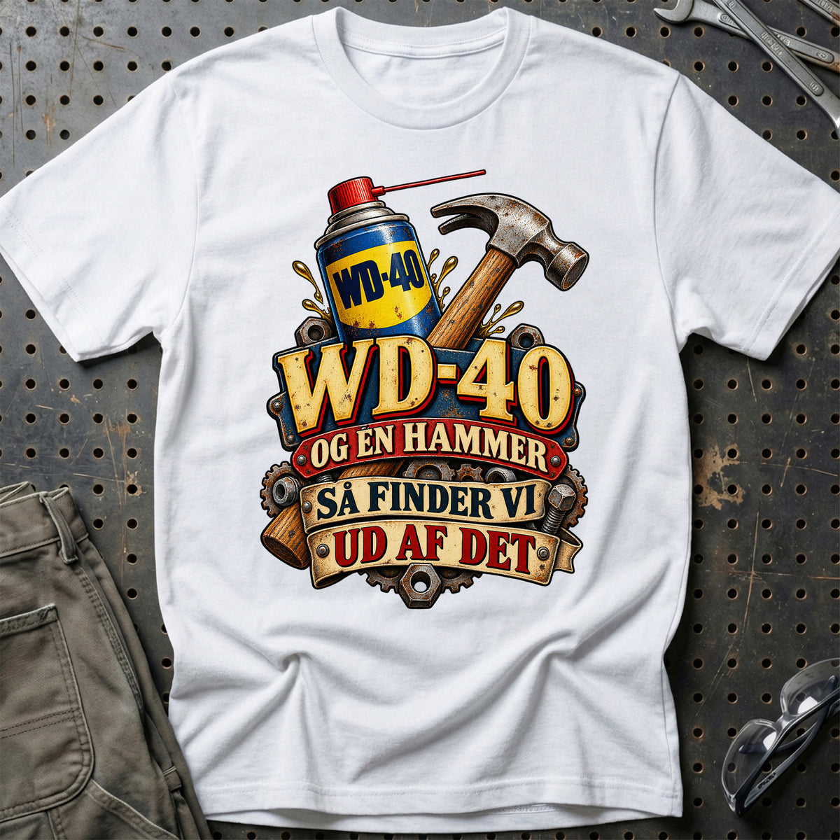 
WD-40 og en hammer – Så finder vi ud af det – Vintage – Unisex T-Shirt med tryk foran, farve: Hvid