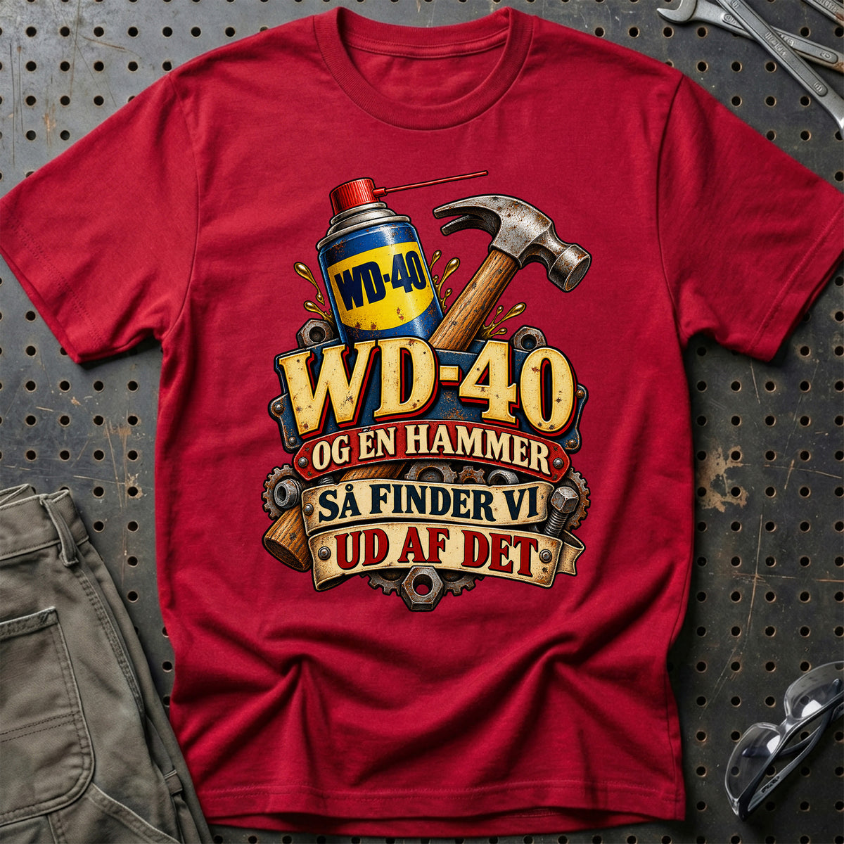 
WD-40 og en hammer – Så finder vi ud af det – Vintage – Unisex T-Shirt med tryk foran, farve: Rød