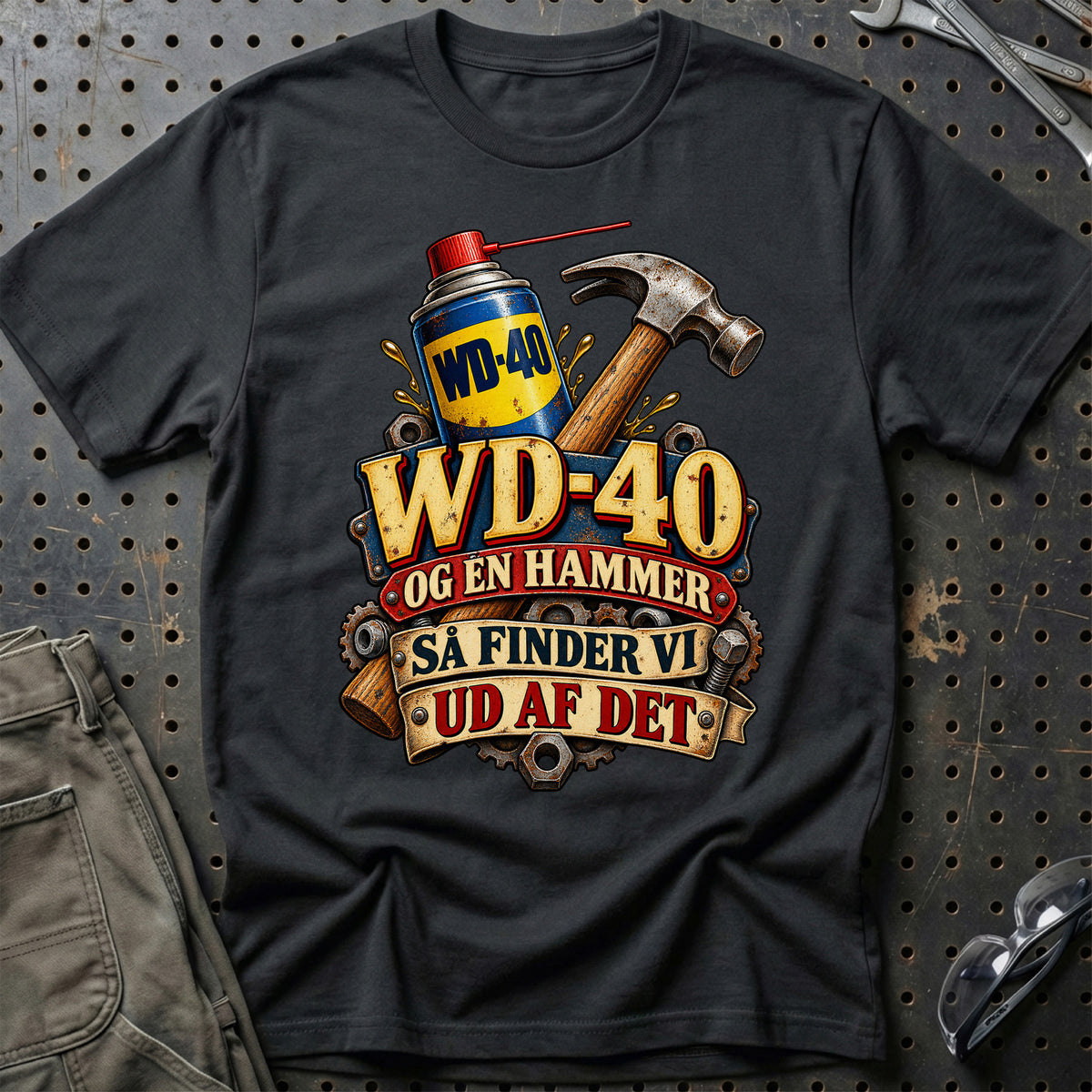 
WD-40 og en hammer – Så finder vi ud af det – Vintage – Unisex T-Shirt med tryk foran, farve: Sort
