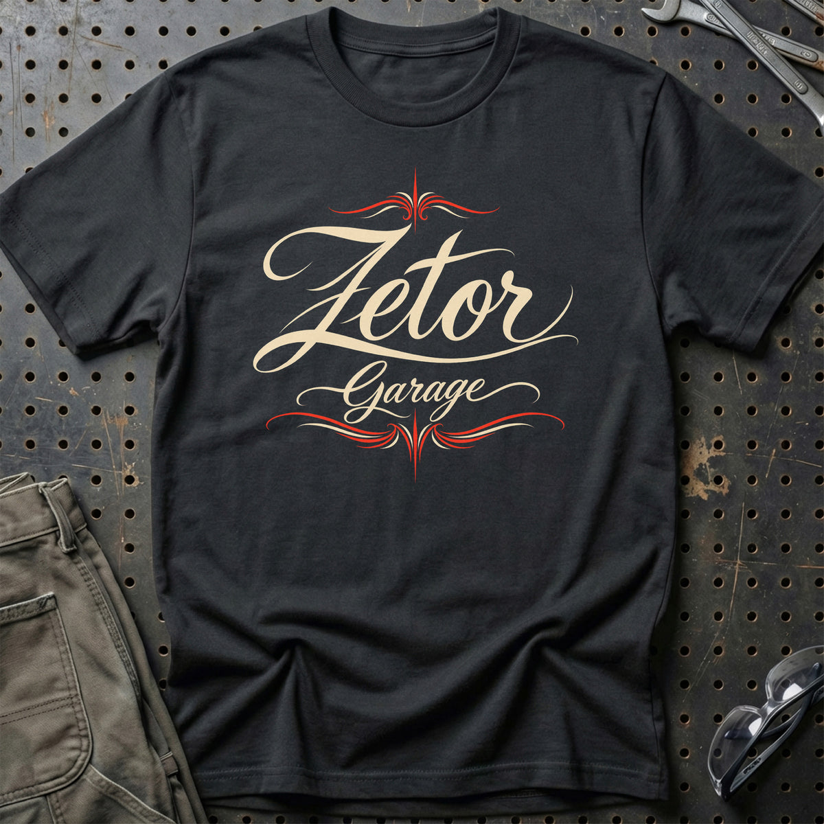 
Zetor Garage – Pinstripe – Unisex T-Shirt med tryk foran, farve: Sort