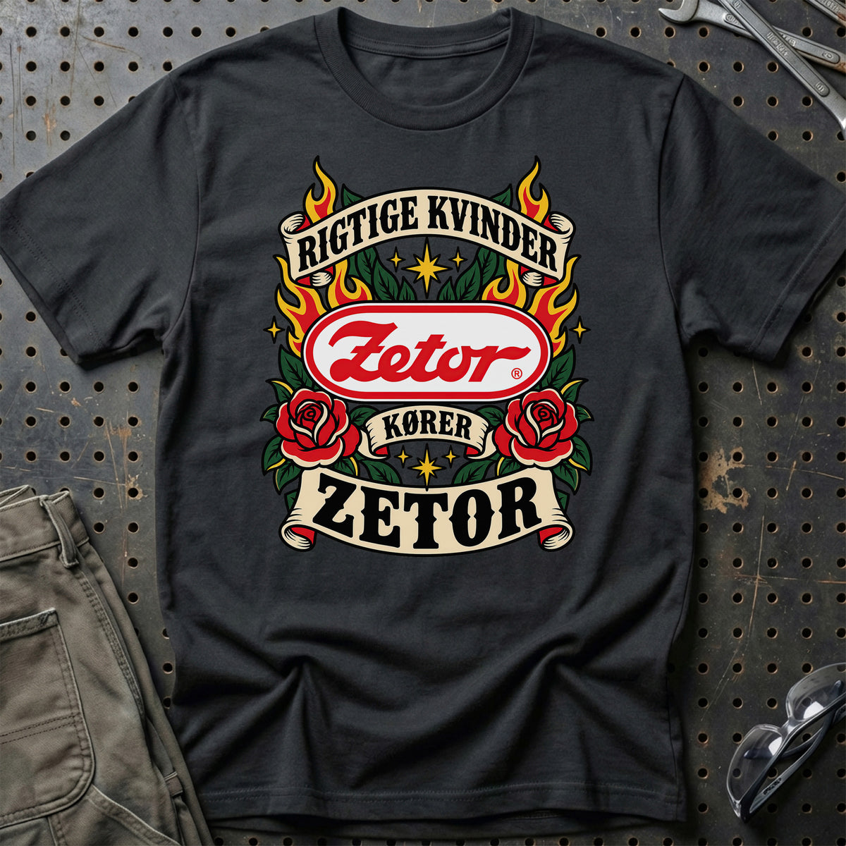 Zetor Rigtige Kvinder Kører – Roser og Flammer T-Shirt – Sort