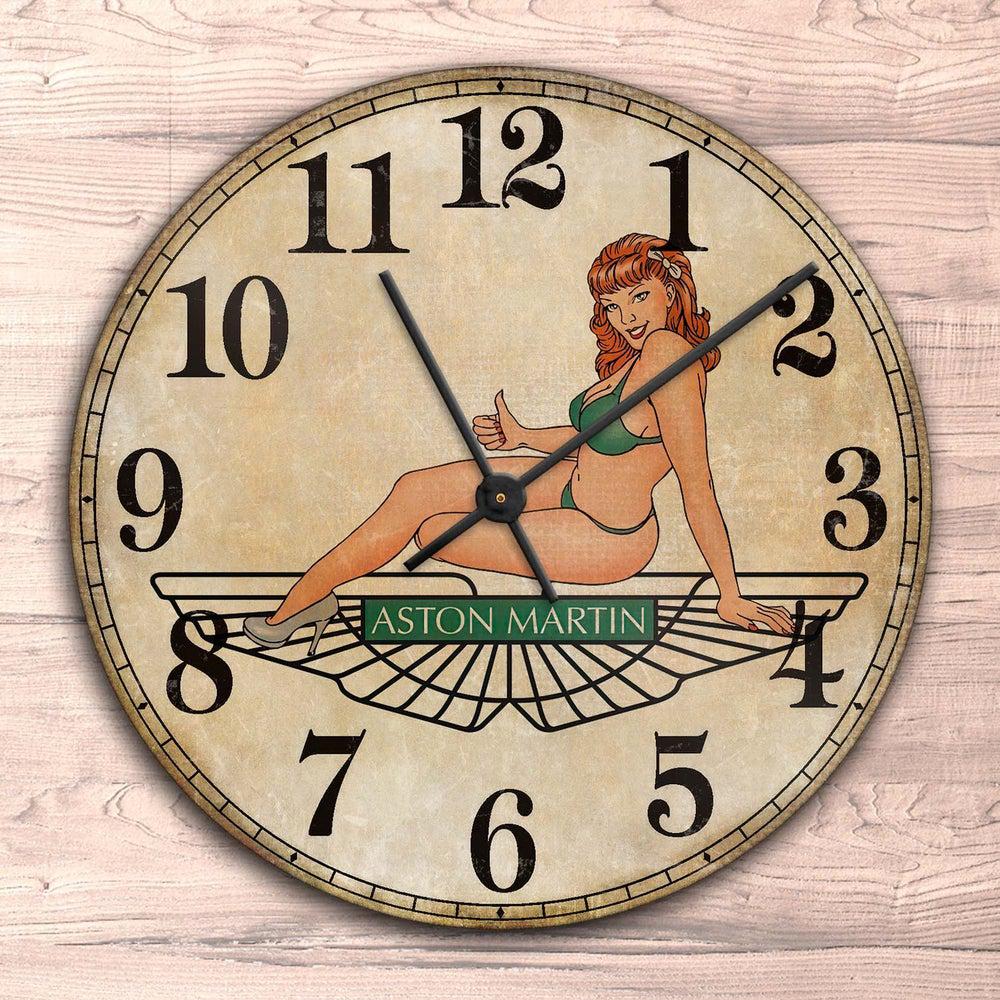 Aston Martin Pin-Up Vintage Vægur Rundt-Clock-Aston Martin-Garage Culture Shop- garage - man cave - merchandise