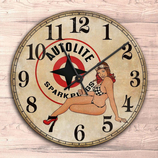 Autolite Sparks Pin-Up Vintage Vægur Rundt-Clock-Autolite-Garage Culture Shop- garage - man cave - merchandise