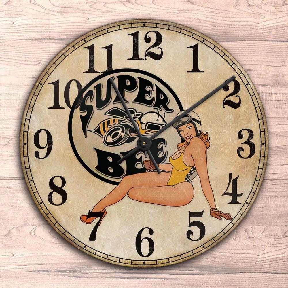 Dodge Super Bee Pin-Up Vintage Vægur Rundt-Clock-Dodge-Garage Culture Shop- garage - man cave - merchandise