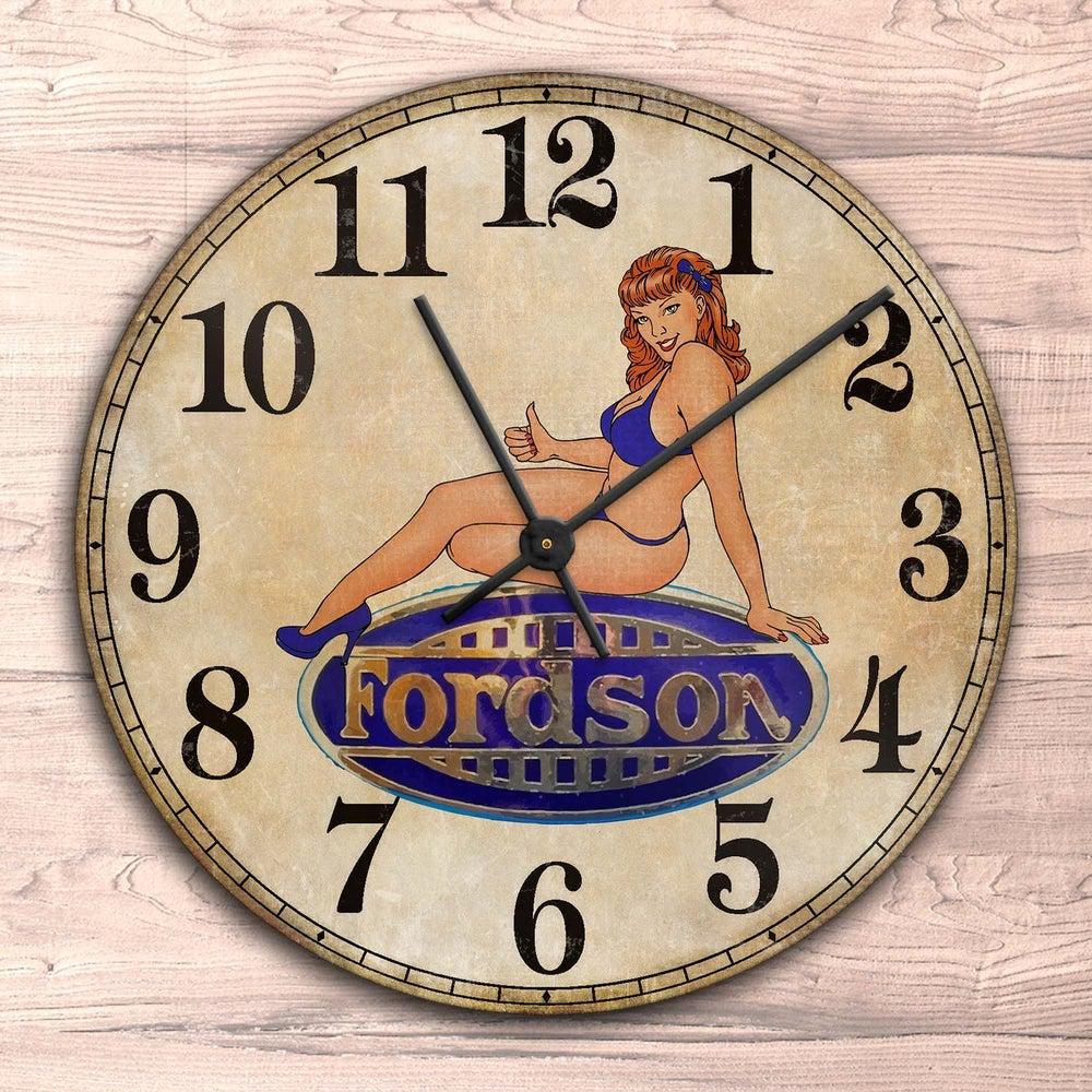 Fordson Pin-Up Vintage Vægur Rundt-Clock-Fordson-Garage Culture Shop- garage - man cave - merchandise