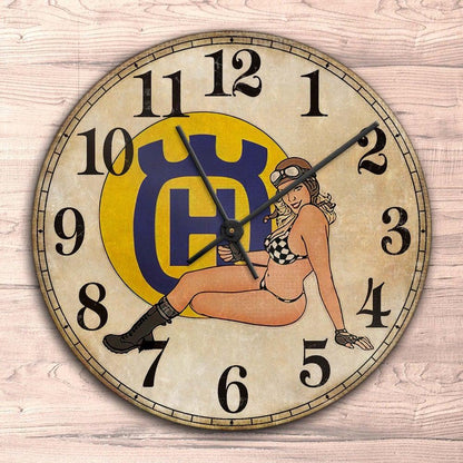 Husqvarna Pin-Up Vintage Vægur Rundt-Clock-Husqvarna-Garage Culture Shop- garage - man cave - merchandise