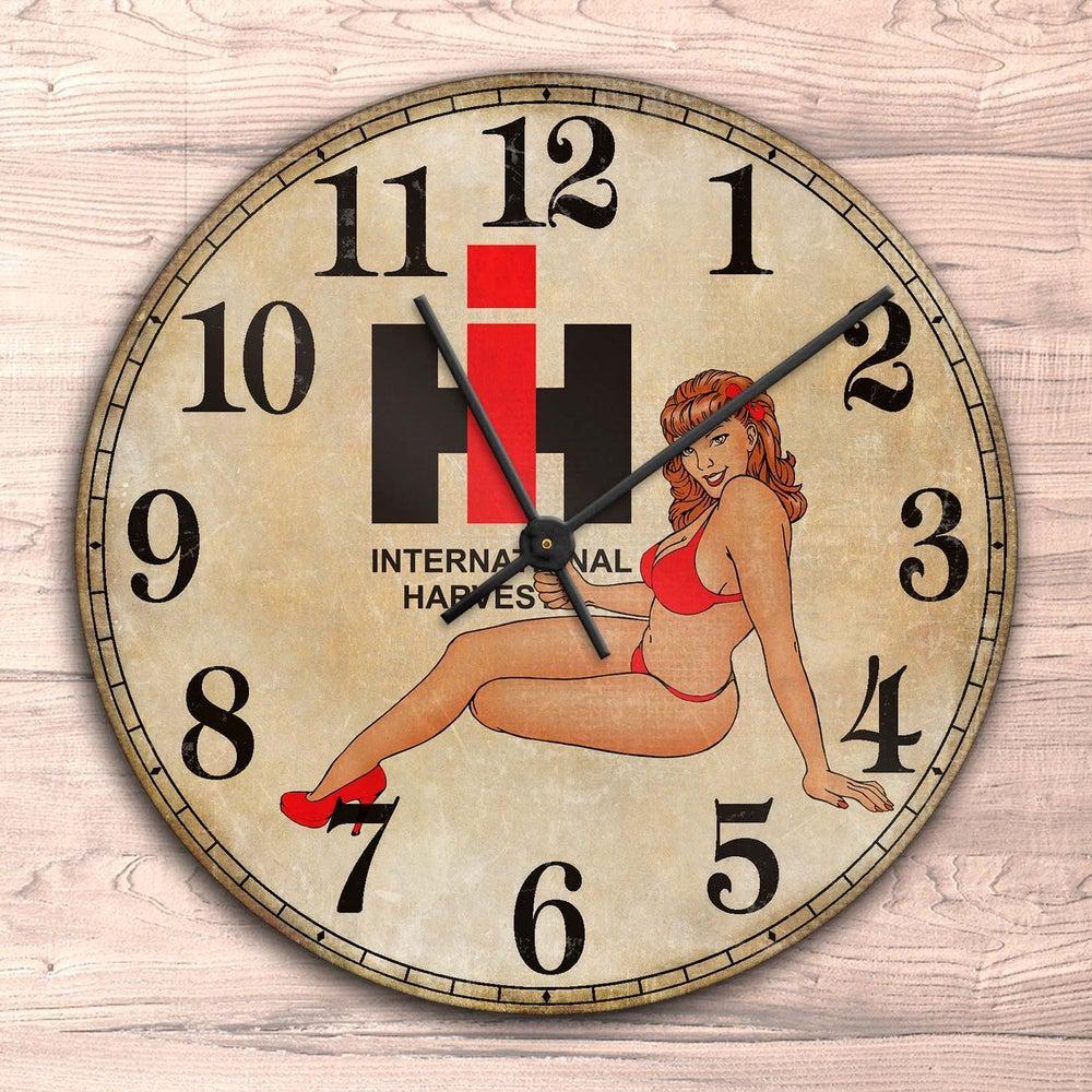 International Harvester Pin-Up Vintage Vægur Rundt-Clock-International Harvester-Garage Culture Shop- garage - man cave - merchandise