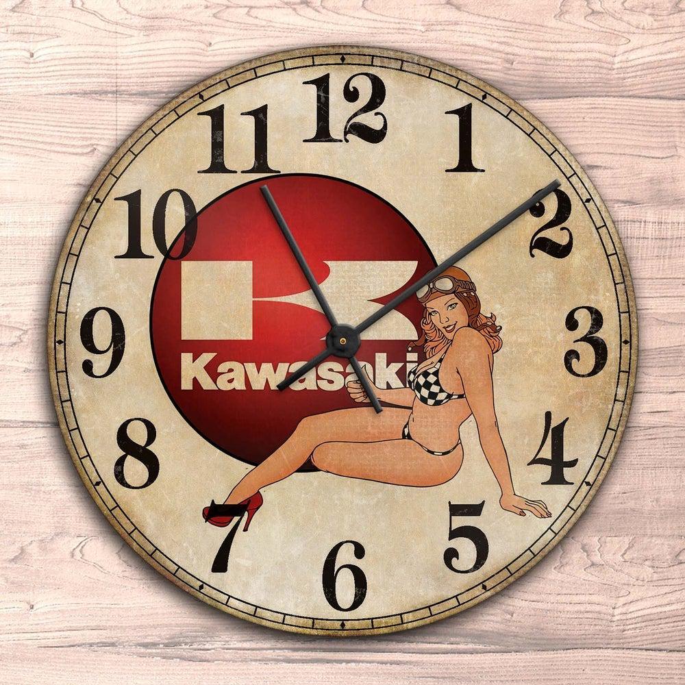 Kawasaki Pin-Up Vintage Vægur Rundt-Clock-Kawasaki-Garage Culture Shop- garage - man cave - merchandise