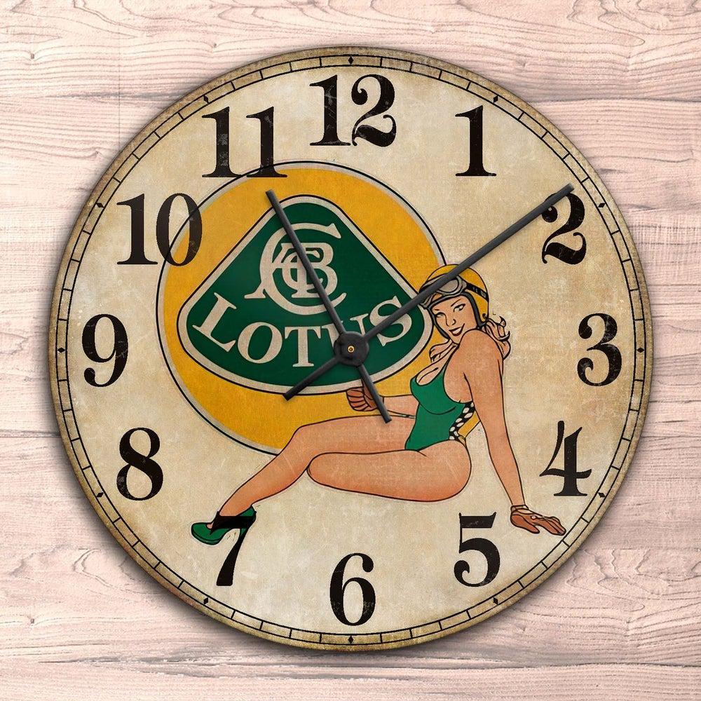 Lotus Pin-Up Vintage Vægur Rundt-Clock-Lotus-Garage Culture Shop- garage - man cave - merchandise