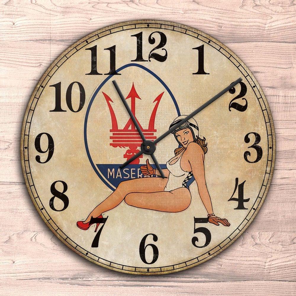 Maserati Pin-Up Vintage Vægur Rundt-Clock-Maserati-Garage Culture Shop- garage - man cave - merchandise