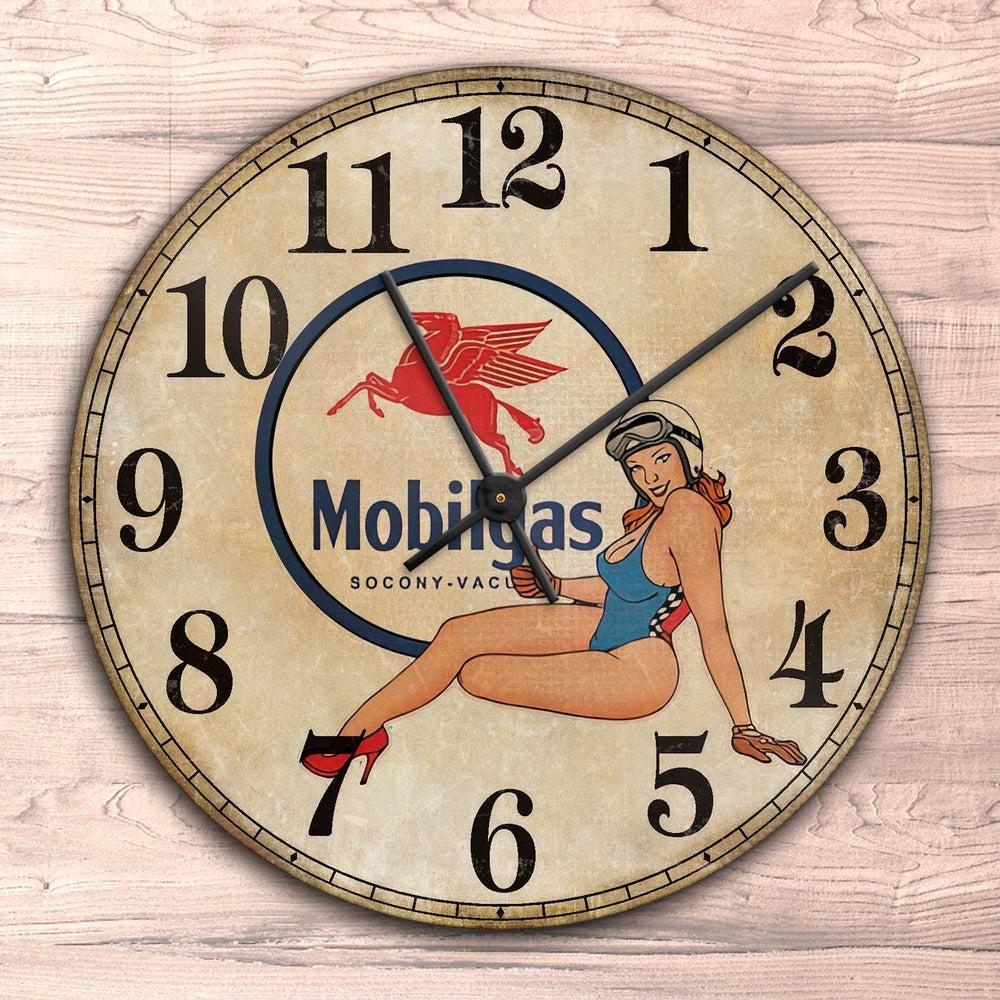 Mobilgas Pin-Up Vintage Vægur Rundt-Clock-Motoroil-Garage Culture Shop- garage - man cave - merchandise