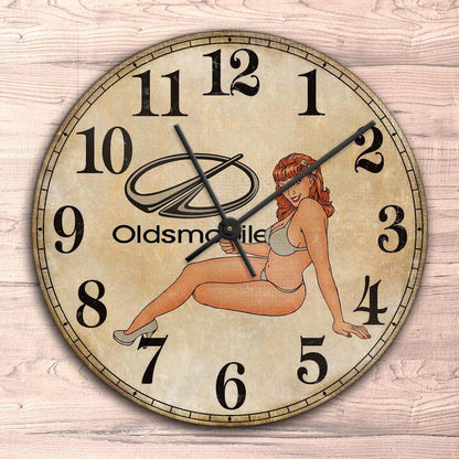 Oldsmobile Pin-Up Vintage Vægur Rundt-Clock-Oldsmobile-Garage Culture Shop- garage - man cave - merchandise