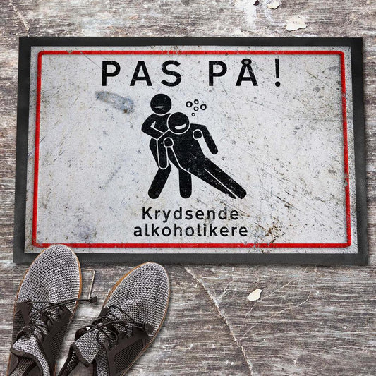 Pas På Krydsende Alkoholikere Dørmåtte-Dørmåtte-Funny Garage-Garage Culture Shop- garage - man cave - merchandise
