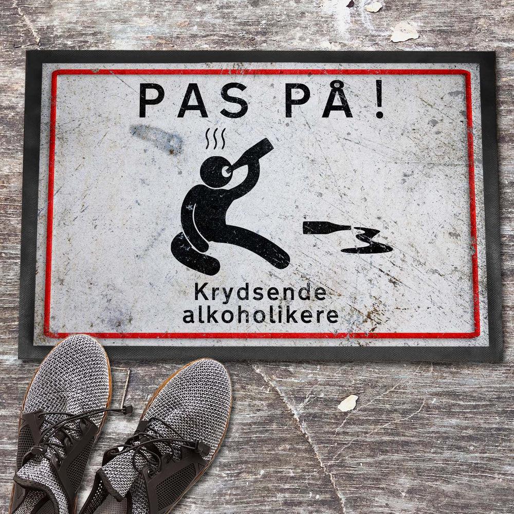 Pas På Krydsende Alkoholikere Dørmåtte-Dørmåtte-Funny Garage-Garage Culture Shop- garage - man cave - merchandise