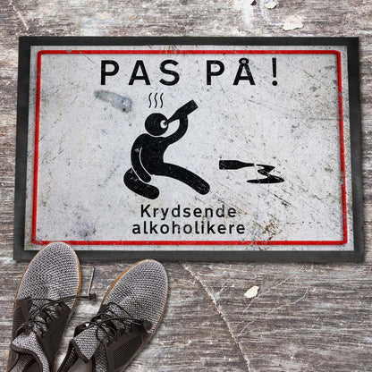 Pas På Krydsende Alkoholikere Dørmåtte-Dørmåtte-Funny Garage-Garage Culture Shop- garage - man cave - merchandise