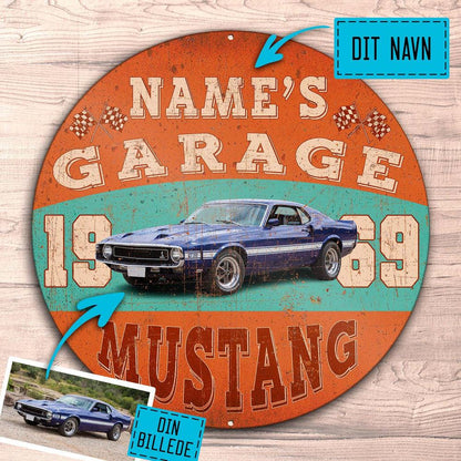 Personlig - Your Name's Garage - Din Bil/Mc Garage Runde Skilte , Musemåtte Rundt , Kop Underlag, Underlagssæt-Runde Skilte-Garage Culture-Garage Culture Shop- garage - man cave - merchandise