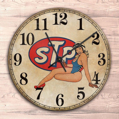STP Pin-Up Vintage Vægur Rundt-Clock-Motoroil-Garage Culture Shop- garage - man cave - merchandise
