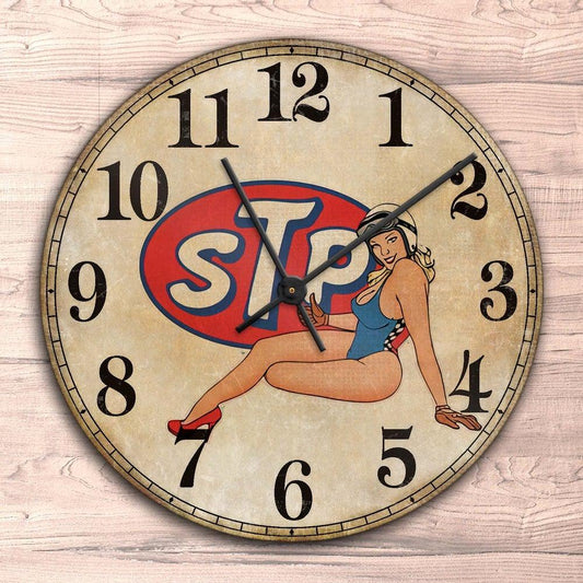 STP Pin-Up Vintage Vægur Rundt-Clock-Motoroil-Garage Culture Shop- garage - man cave - merchandise
