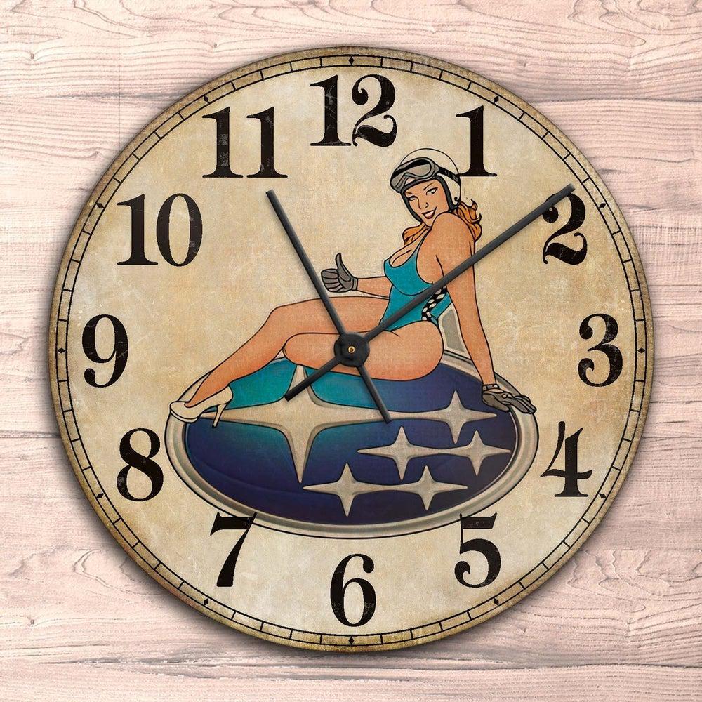 Subaru Pin-Up Vintage Vægur Rundt-Clock-Subaru-Garage Culture Shop- garage - man cave - merchandise