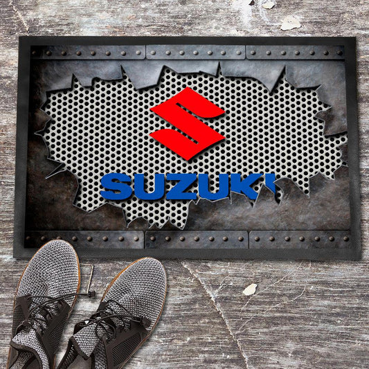 Suzuki Metal Ripped Dørmåtte-Dørmåtte-Suzuki-Garage Culture Shop- garage - man cave - merchandise