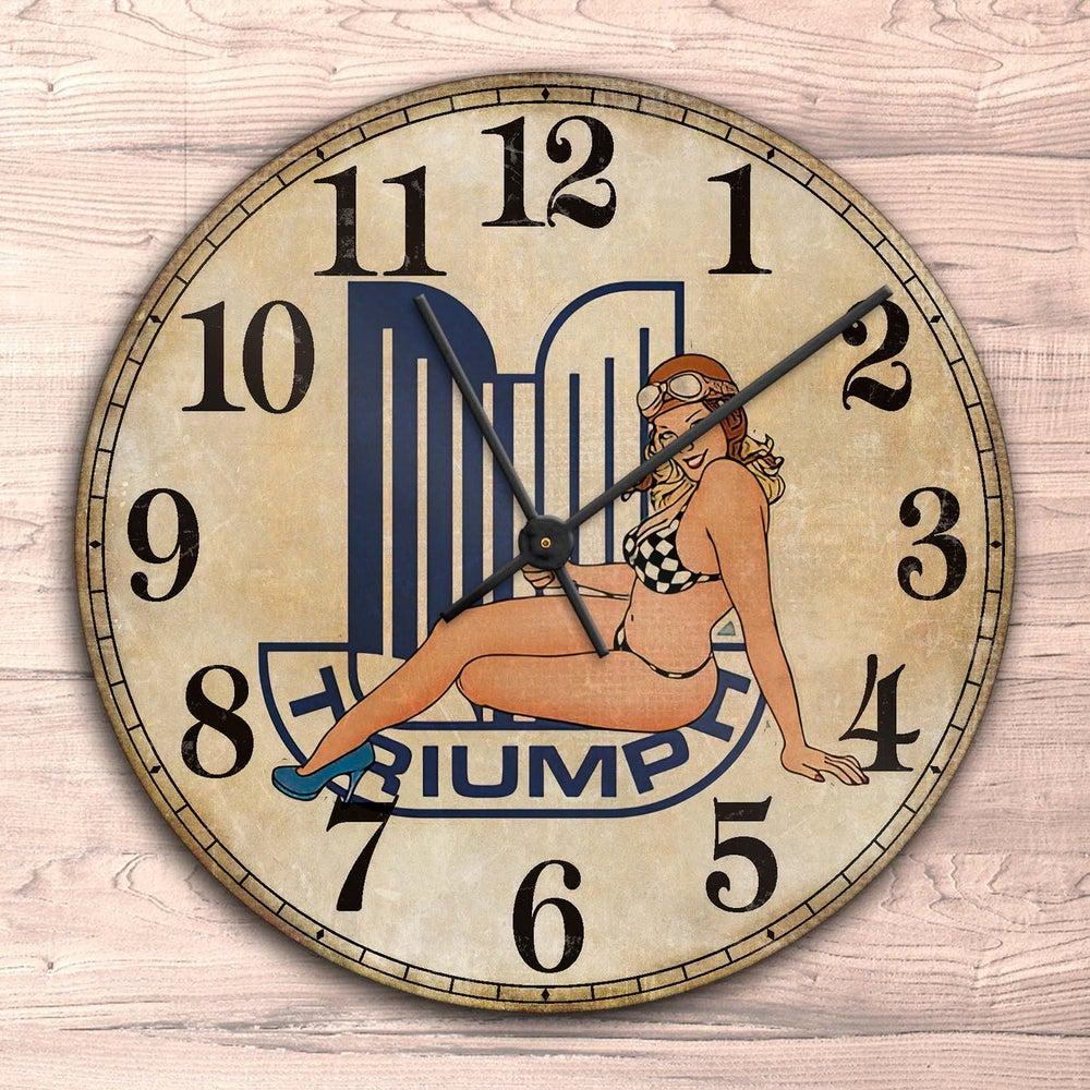 Triumph Pin-Up Vintage Vægur Rundt-Clock-Triumph-Garage Culture Shop- garage - man cave - merchandise