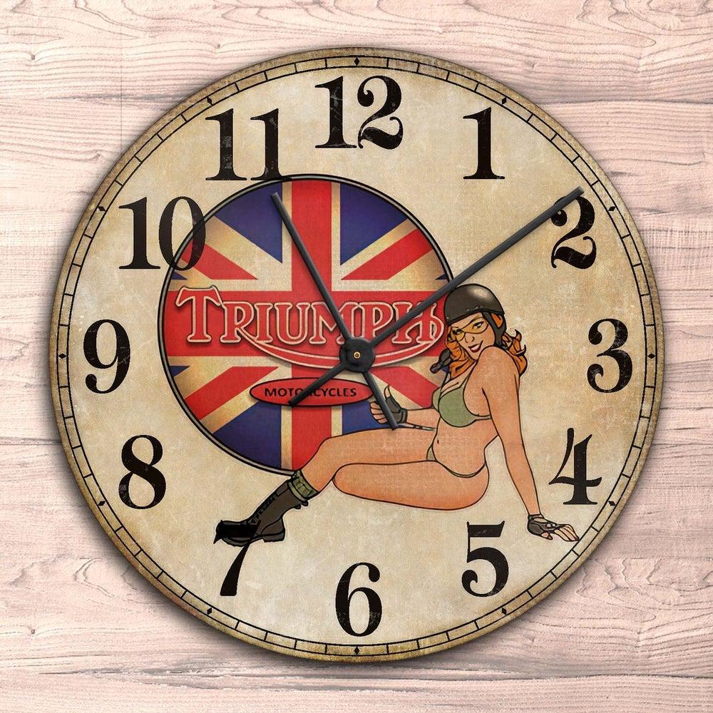 Triumph Pin-Up Vintage Vægur Rundt-Clock-Triumph-Garage Culture Shop- garage - man cave - merchandise